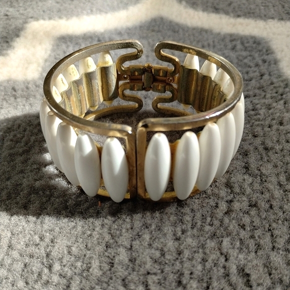 Vintage Mod White Lucite Beaded Hinged Cuff Bracelet - Picture 4 of 7